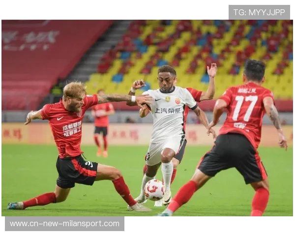 上海海港杨希一对一防守稳，突破路线被彻底封死