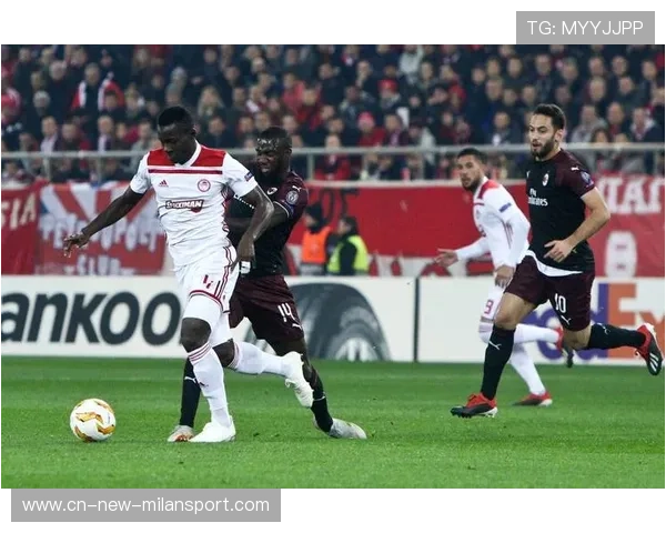 罗马中场强硬缠斗,AC米兰推进被迫回传,罗马对ac米兰战况分析