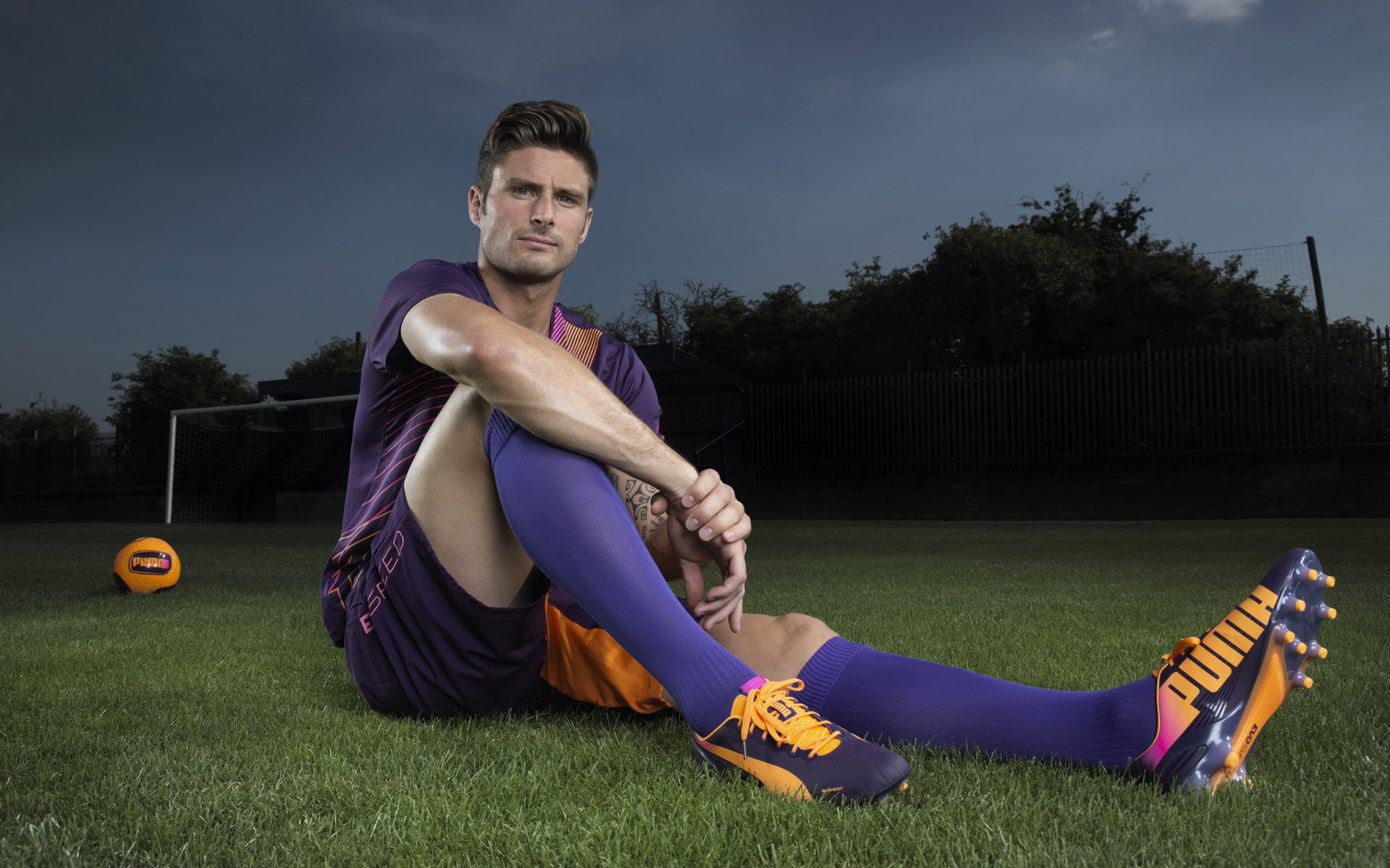 米兰体育app官网入口-篮球少年怀揣梦想一路前行，篮球运动少年